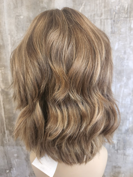 洋書 Dirty Blonde Long Side Part Straight Layers Sandy Blonde with Dark Roots